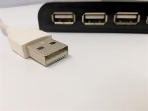 800px-USB_port.jpg